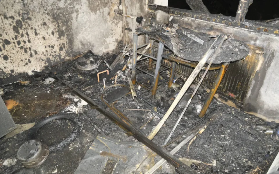 Od elektrické jednokolky vzplála kuchyň a dým zamořil zbytek bytu, hasiči z paneláku evakuovali 36 lidí. Škody jsou do milionů