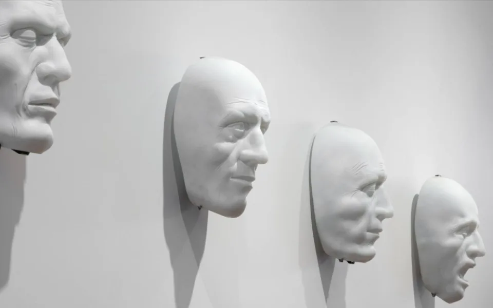 Muzeum v Sušici otevřelo výstavu děl z ručně tvarovaného skla Martina Janeckého