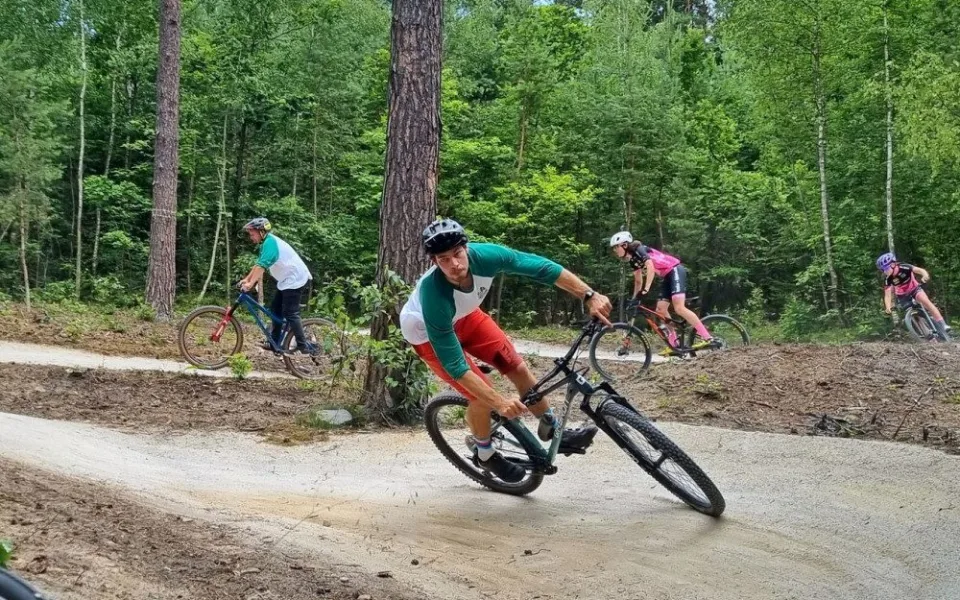 U Seneckého rybníka vznikly dva přírodní cyklotraily, tratě jsou vhodné pro začátečníky i zkušené sportovce