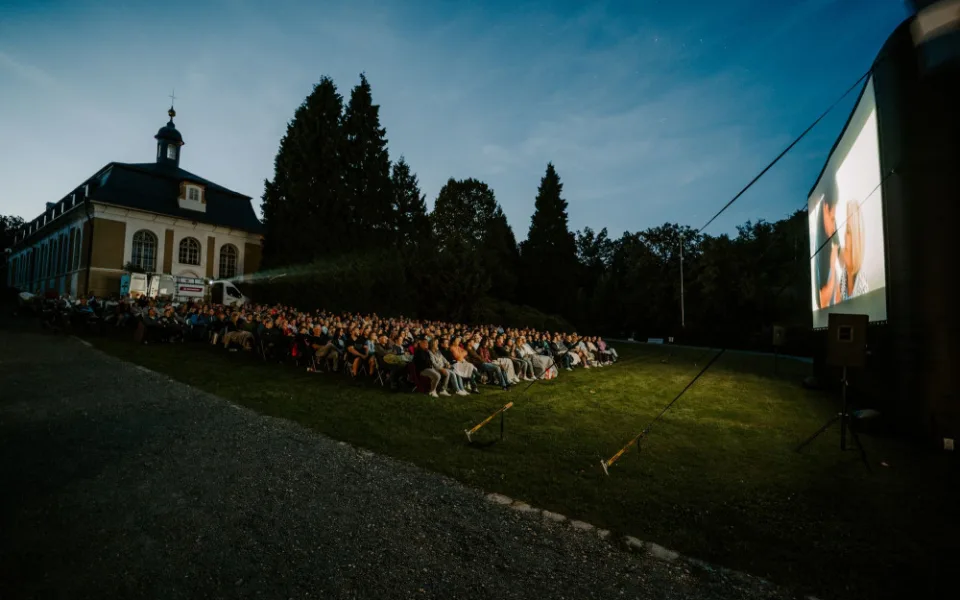 Promítání na netradičních místech, letní kino si lidé užijí na zámku Kozel nebo na nádvoří pivovaru