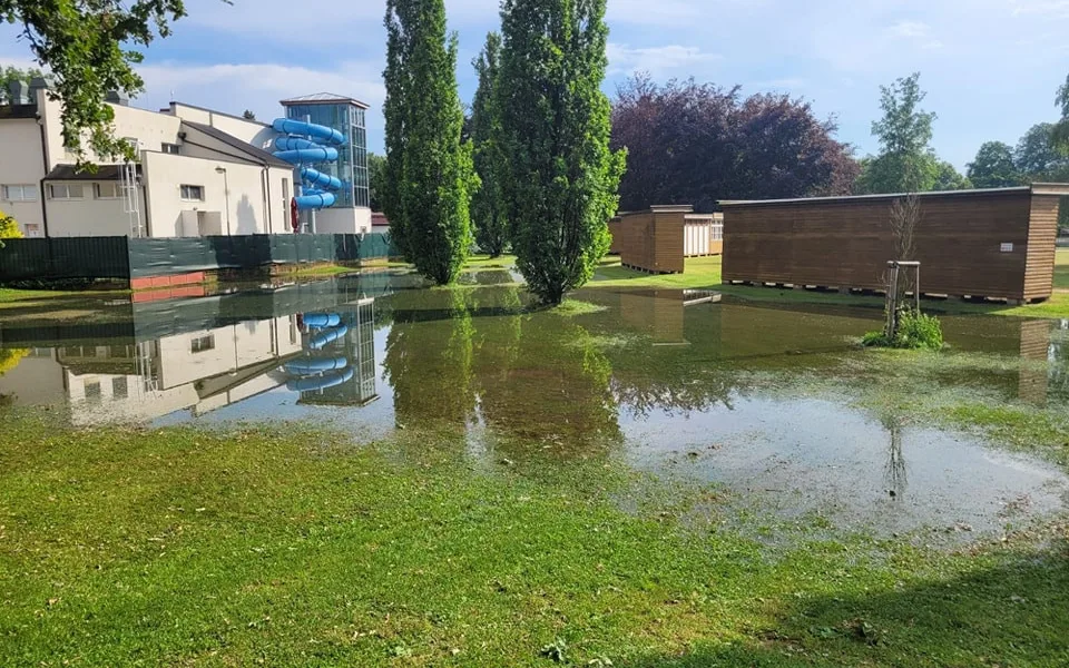 Kvůli následkům prudkých dešťů odkládá město dlouho plánované oslavy