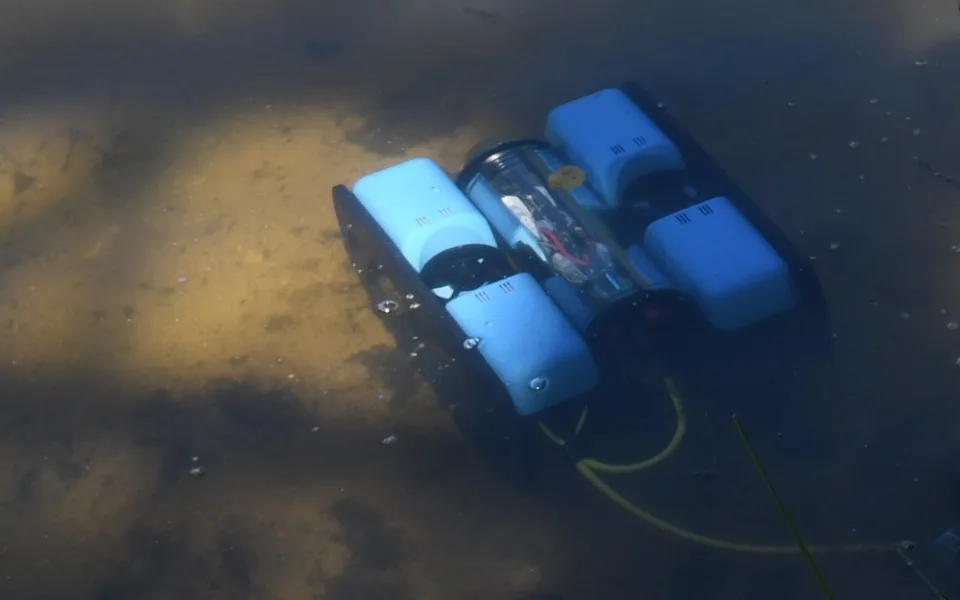 VIDEO: Speciální podvodní dron potvrdil výskyt masožravé rostliny v Seneckém rybníce