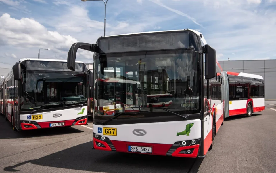 Cestující v Plzni budou vozit nové klimatizované autobusy, mají 18 metrů a předsuvné dveře