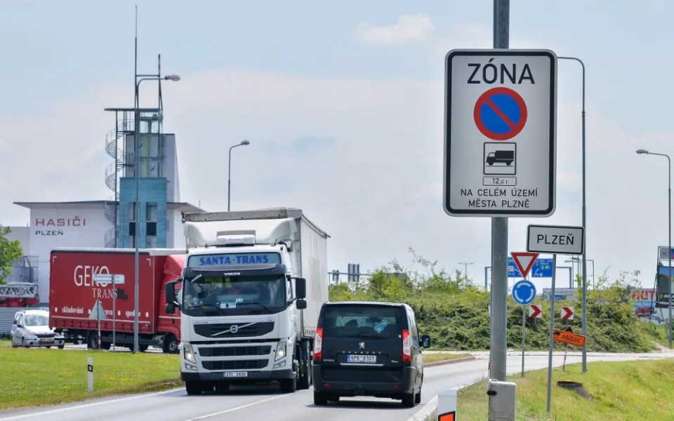 Kamiony už v Plzni nezaparkují, podle radnice mají řidiči využít dálniční odpočívky