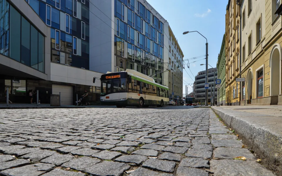 Goethova ulice dostane novou dlažbu a obrubníky, cestující v MHD se musí počítat s výlukou