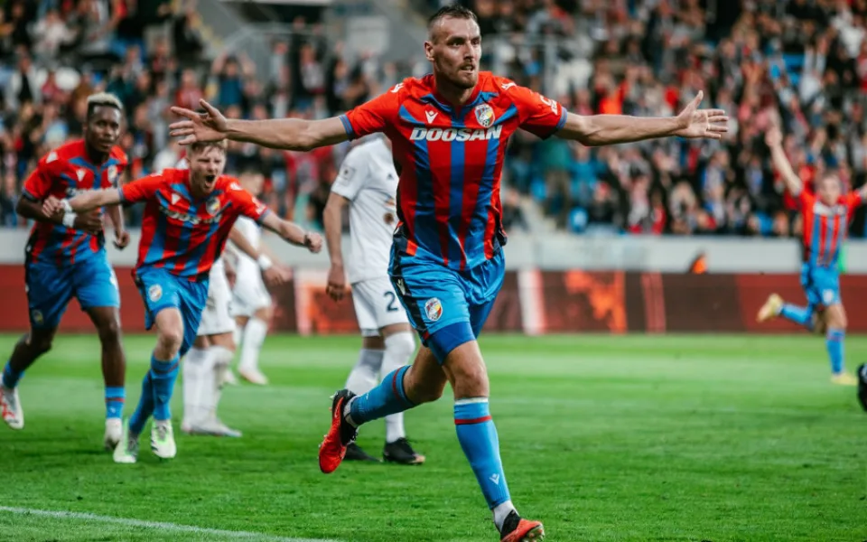 Spekulace se potvrdily, útočník Tomáš Chorý skutečně míří do Slavie. Kluby o jeho přestupu jednají