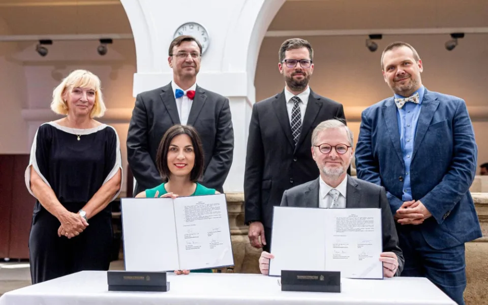 Koaliční smlouvu stvrdili podpisem i celostátní předsedové stran Petr Fiala a Markéta Pekarová Adamová. Lídr kandidátky Jan Šašek stojí jako druhý zprava vedle ministra Martina Baxy
