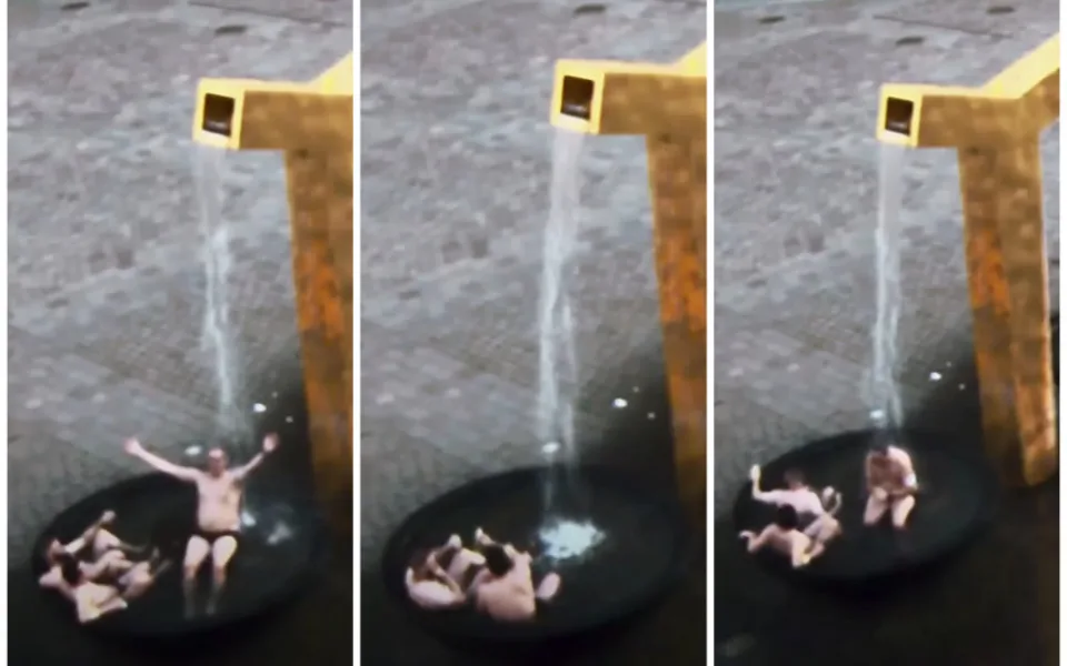 VIDEO: Tojice turistů dováděla v kašnách na náměstí, udělali si z ní hydromasážní vanu a pili v ní pivo