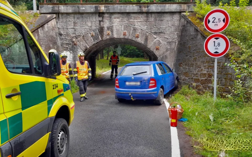 Osobák se netrefil pod nízký železniční viadukt a čelně narazil do jeho portálu. Tři ženy utrpěly zranění