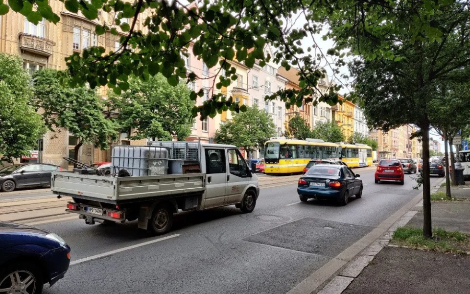 Jízdu po Klatovské třídě budou až do konce prázdnin komplikovat práce na opravě povrchu vozovky