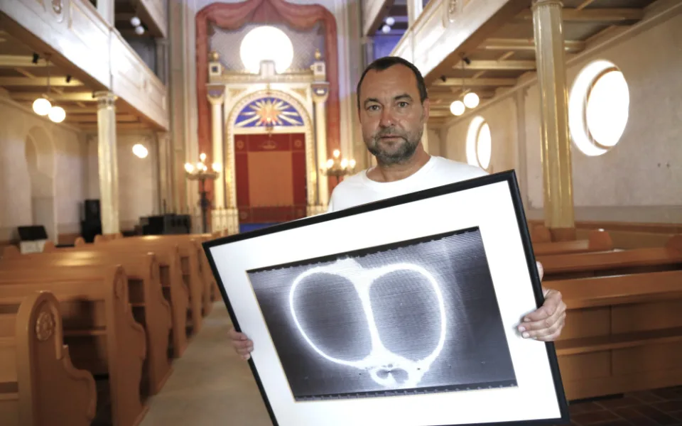 Fotoreportér ČTK Miroslav Chaloupka vystavuje v plzeňské Staré synagoze své umělecké snímky