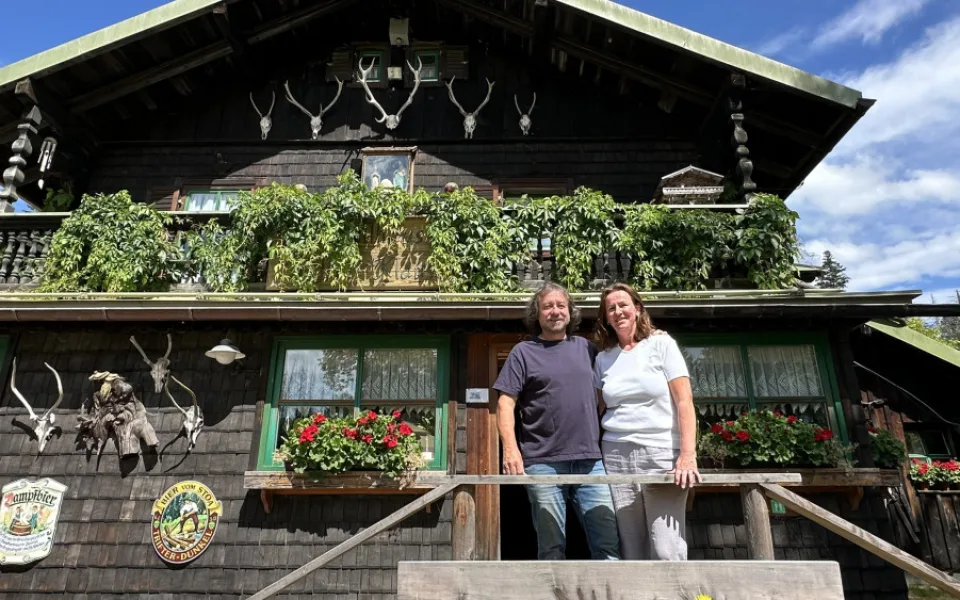 Nejslavnější výletní restauraci Šumavy a Bavorského lesa s dlouhou rodinnou tradicí vlastní německo-český manželský pár