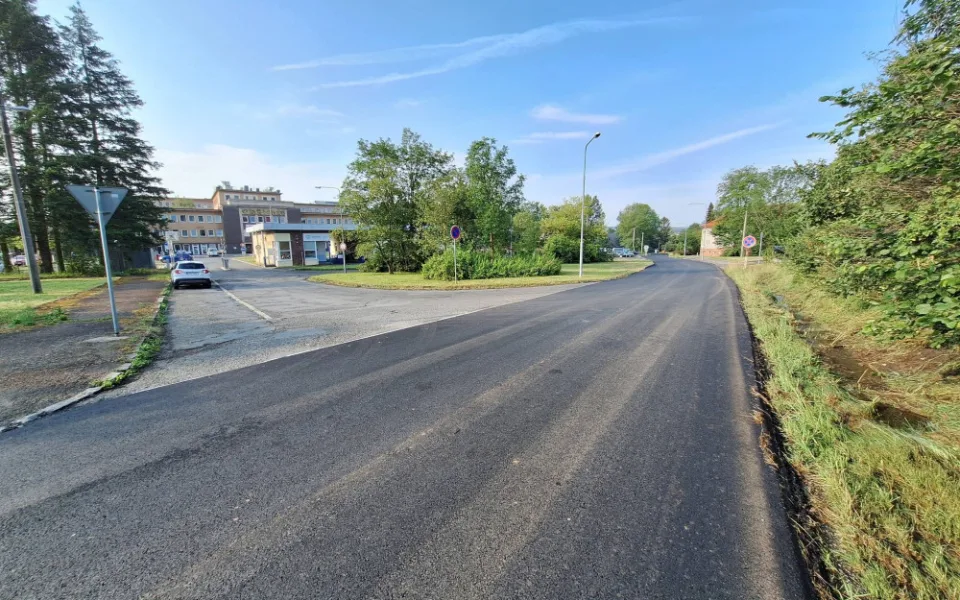 Po nové silnici po týdnech oprav už dojedete až do Rokycanské nemocnice