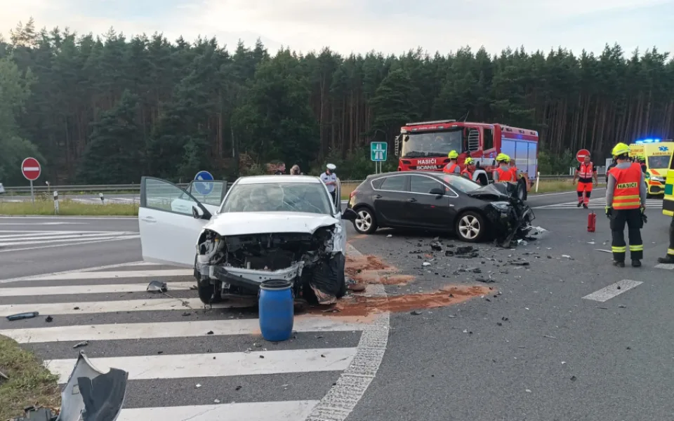 Při čelním střetu dvou osobáků se v podvečer zranilo pět osob. Mezi nimi bylo i jedno dítě