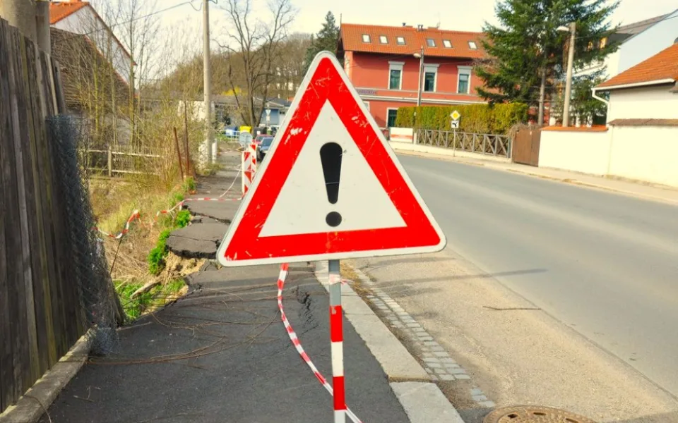 Nestabilní svah ujel do soukromé zahrady. Na místě se teď začíná budovat opěrná zeď