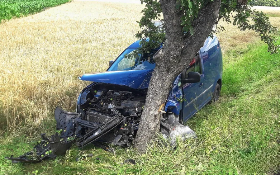 Řidič při předjíždění cyklistů najel na krajnici a narazil do stromu