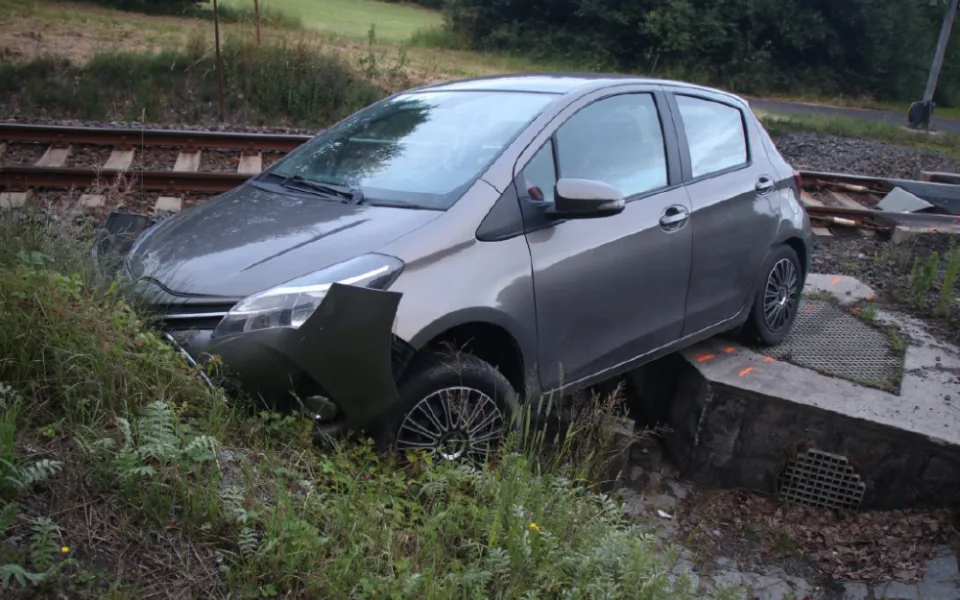 Opilý a zfetovaný řidič havaroval na železniční přejezdu, varovných světel si vůbec nevšiml