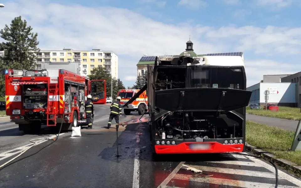 Plameny zachvátily linkový autobus. V době vzniku požáru bylo uvnitř vozidla 20 cestujících