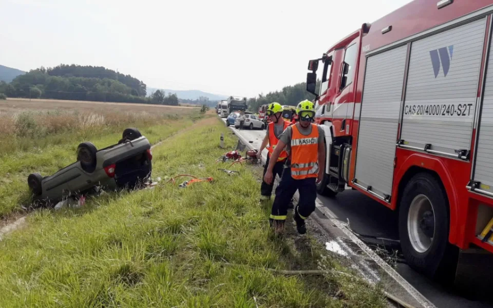 Hromadnou nehodu čtyři vozů způsobil senior, který vjel do protisměru. Jako dělová koule smetl ostatní automobily