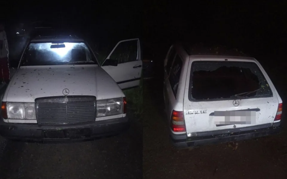 Zapadlý Mercedes měl proraženou pneumatiku, rozbité zadní sklo, kouřilo se mu z motoru a uvnitř byl opilý řidič
