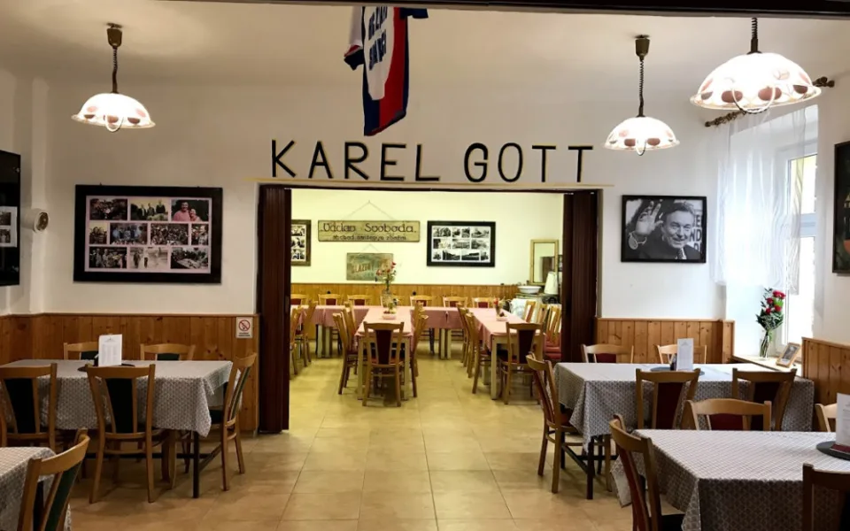 Dnes by Karel Gott oslavil 85. narozeniny.  Vesnička, kam jezdil od dětství, mu věnovala muzeum v místní hospodě