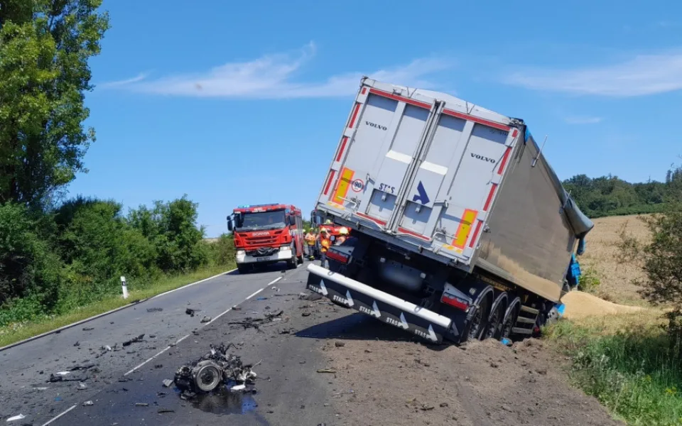 Při tragické nehodě zahynul řidič osobního automobilu. Jeho vůz začal hořet po střetu s náklaďákem