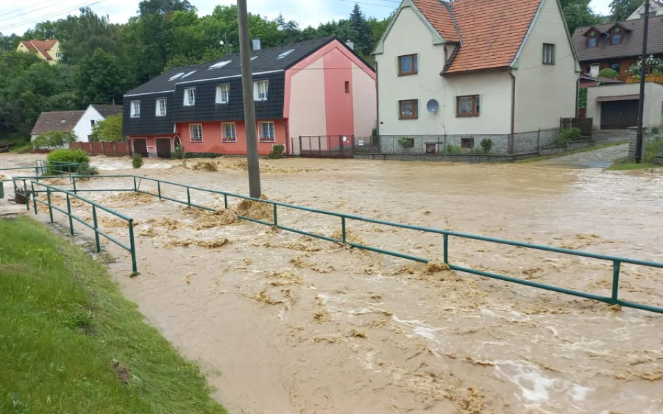 Letošní bleskové povodně napáchaly obrovské škody, jednu obec vyplavila voda už třikrát