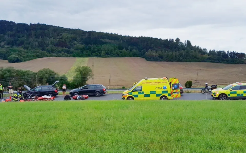 Motorkář se těžce zranil při střetu s osobákem. Nezvládl průjezd zatáčkou a vletěl do protisměru