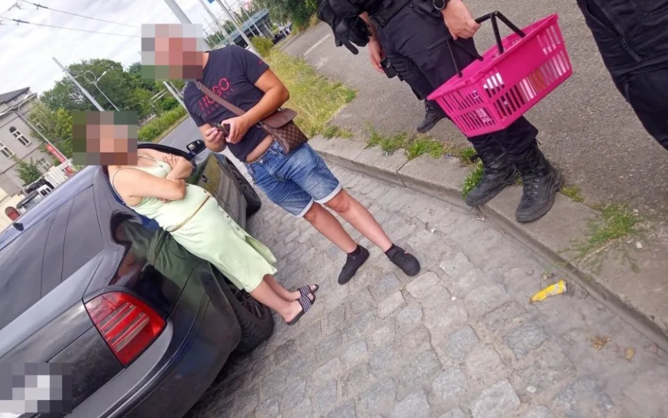 Dvojice běhala s košíkem po parkovišti a nabízela pochybné a velmi předražené zboží
