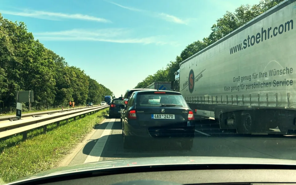 Takto čekali řidiči v pondělí desítky minut v zácpě