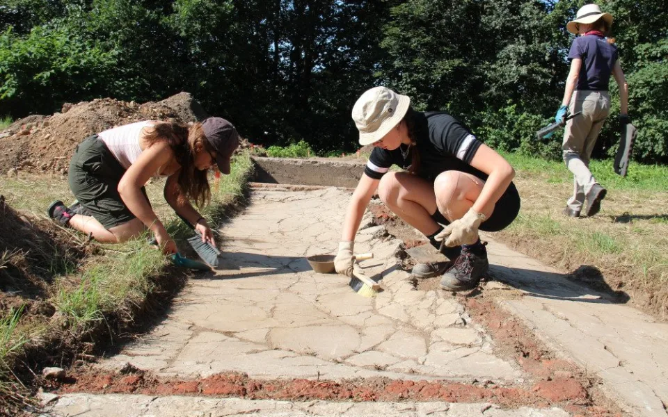 Pozůstatky ryze ženského koncentračního tábora odkrývají archeologové ze západočeské univerzity