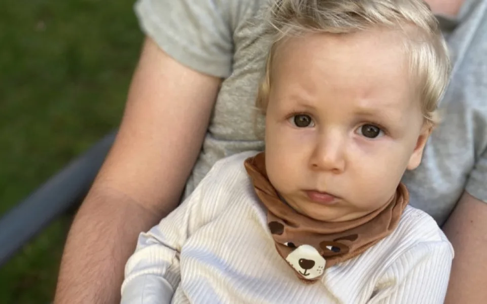 Malý Vilík trpí vzácným onemocněním. Lidé se snaží prostřednictvím sbírky shromáždit dvacet milionů na léčbu