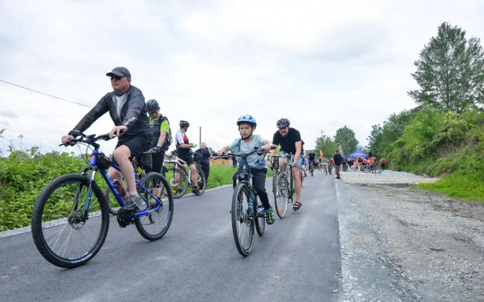 V květnu si mohli cyklisté poprvé vyzkoušet také hruba šestikilometrový úsek stezky, vedoucí z okrajové plzeňské části Bukovec do Chrástu. Jeho trasa vede na tělese bývalé železniční trati z Plzně do Prahy.