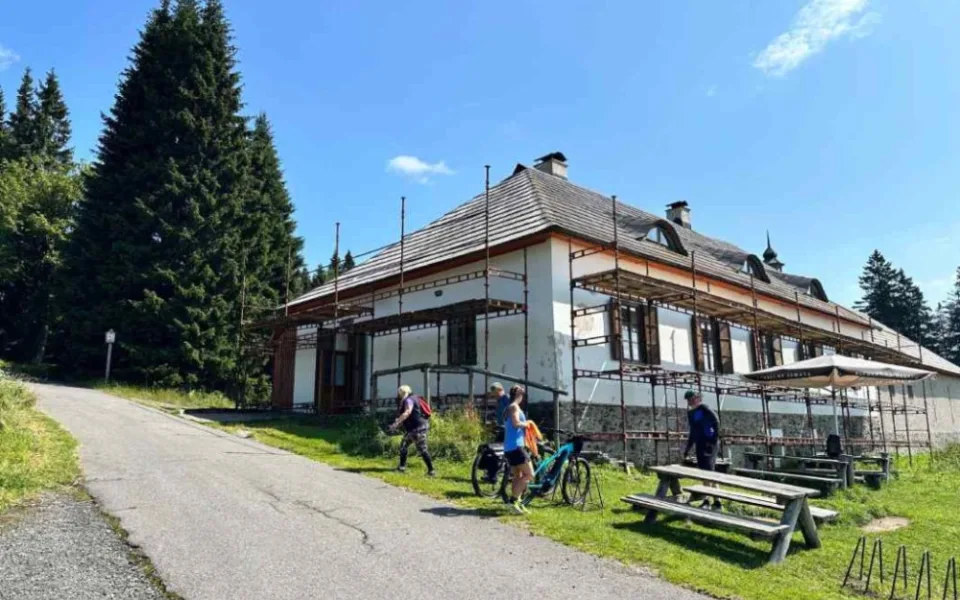 Oblíbená šumavská hájovna Březník dostane novou střechu, dělníci obsadí také Poledník
