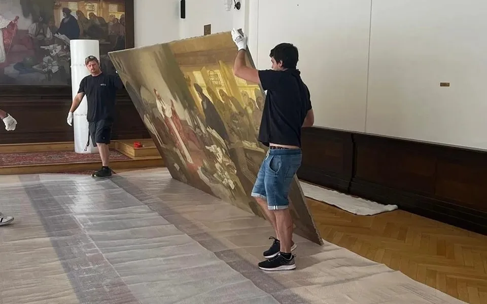 Obří obraz Alfonse Muchy teprve podruhé v jeho dvaadevadesátileté historii opustil Rokycany