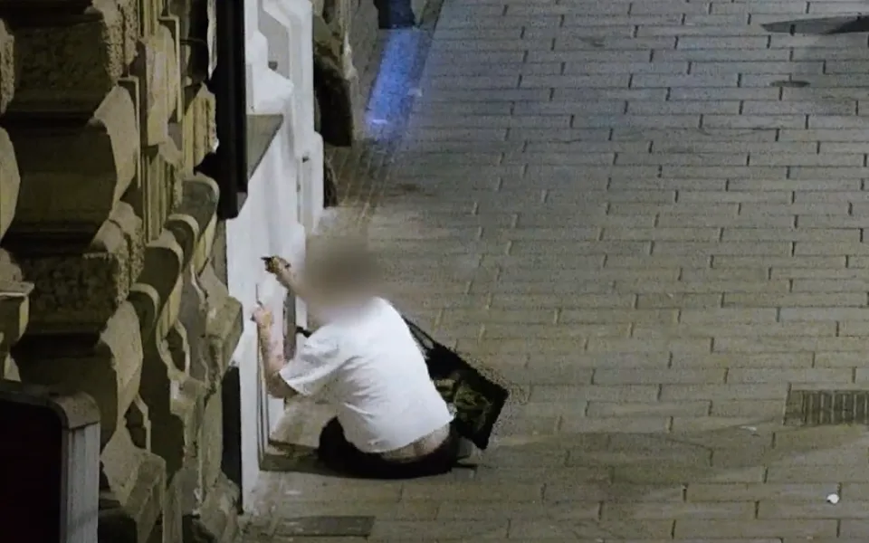 VIDEO: Mladík se marně snažil načmárat na fasádu hákový kříž, jeho nešťastné počínání zachytila kamera