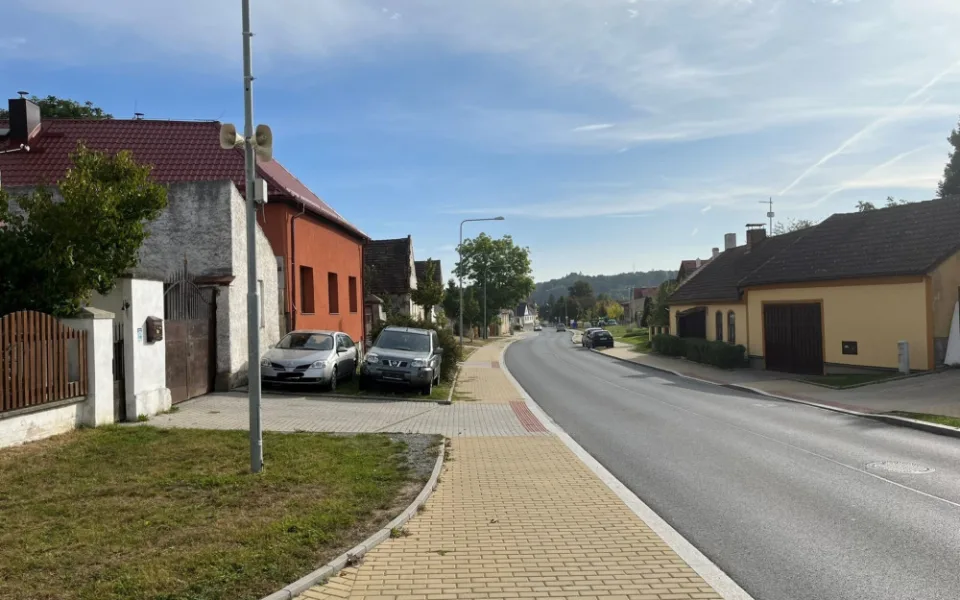 Obyvatelé si stěžovali na rychle jedoucí auta i náklaďáky, dopravu teď bude sledovat radar