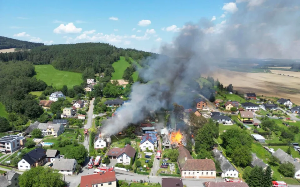 VIDEO: Oheň se z uskladněných pneumatik rozšířil i na okolní budovy, pět hasičů se zranilo