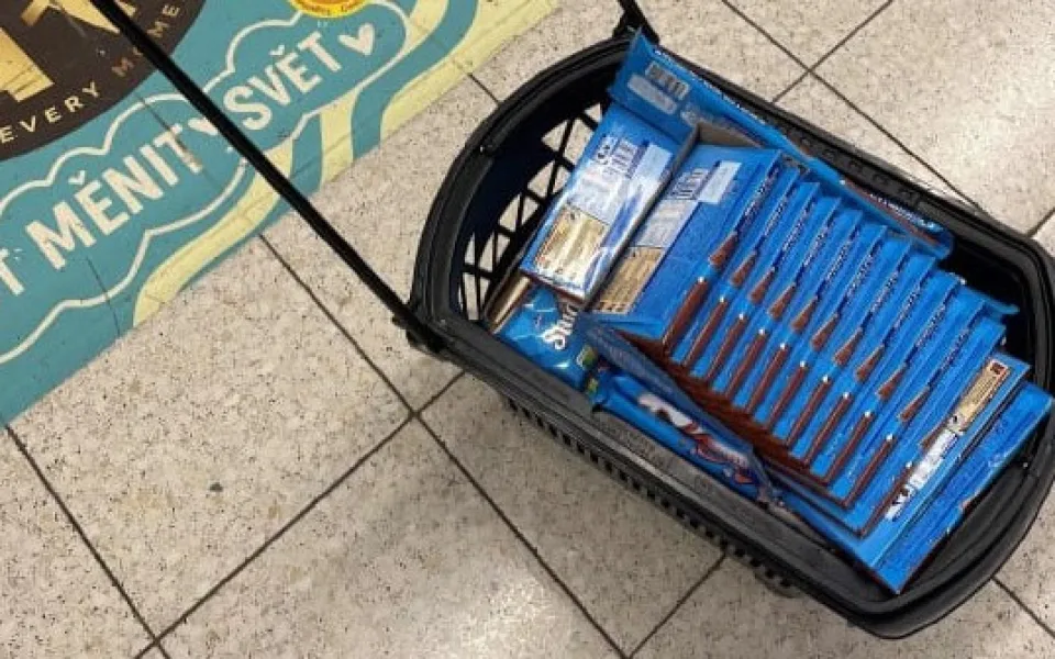 Pachatel se snažil uprchnout s tímto nákladem kradených čokolád