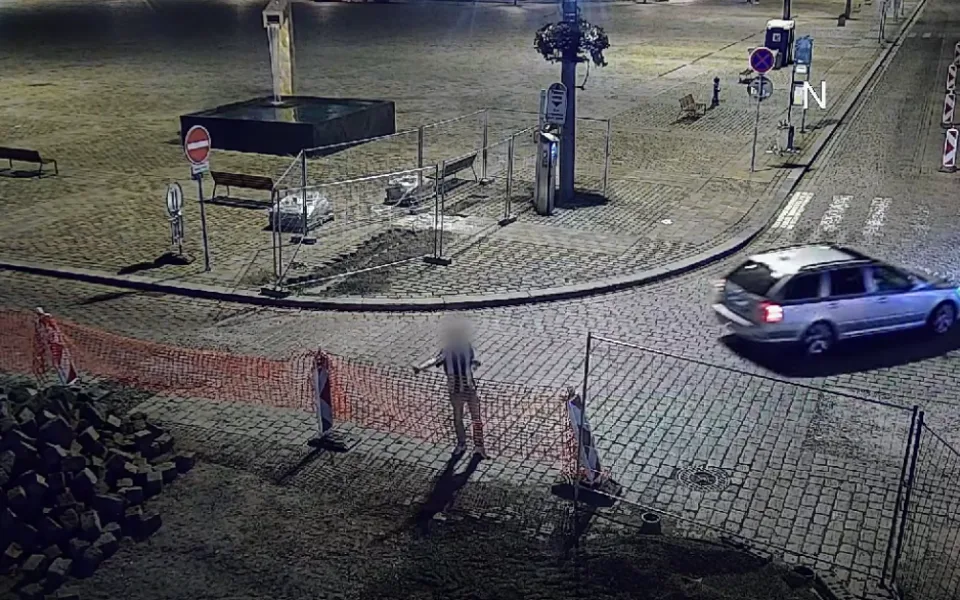 VIDEO: Mladíci soutěžili v hodu půllitrem přes výkop, trefili budovu městského úřadu