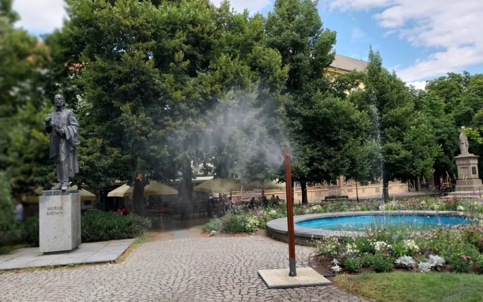 Pítka, fontánky a nově i mlžítka. V parných dnech se mohou lidé osvěžit i v centru města