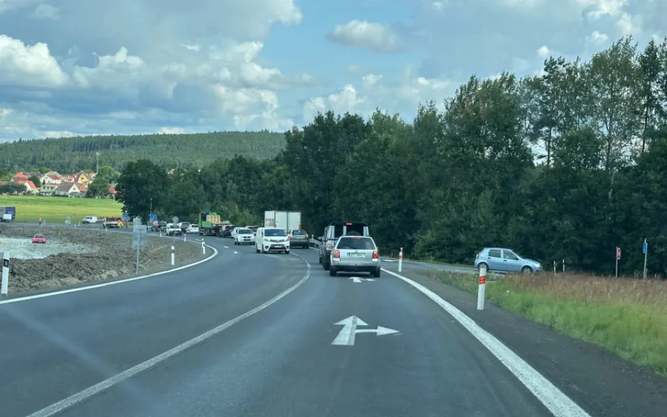 Úpravou prošly dvě nebezpečné křižovatky na velmi frekventované silnici I/20 mezi Plzní a Budějovicemi