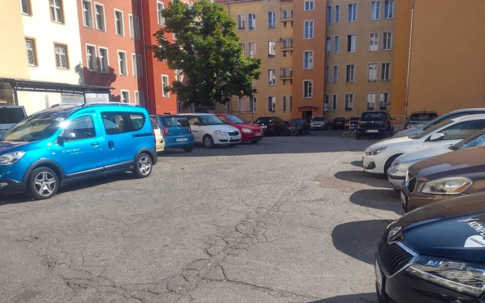 Úpravou za osm milionů projde vnitroblok v Guldenerově ulici, místní se dočkají zeleně i parkovacích míst