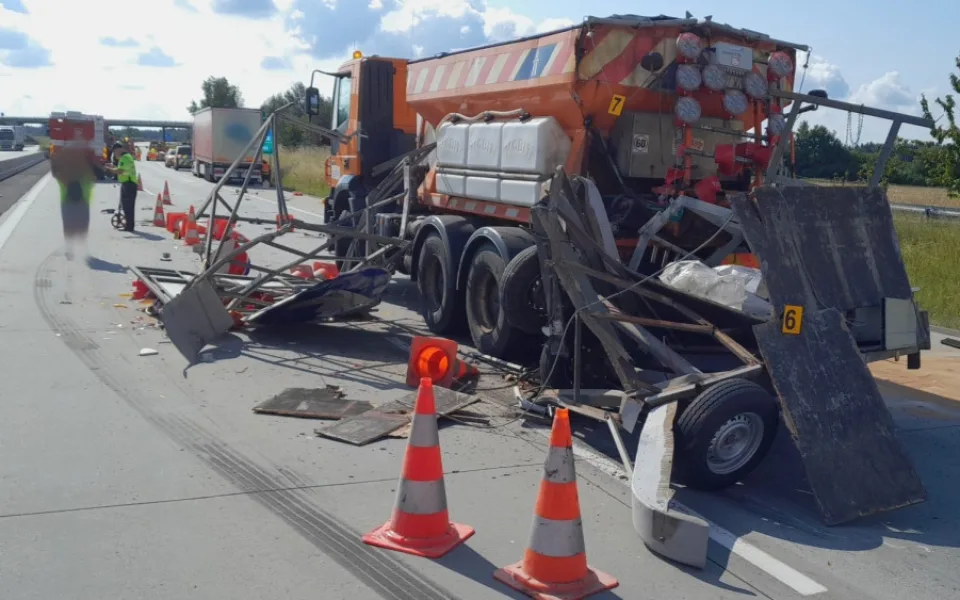 Provoz dálnici D5 opět ochromila nehoda. Ve směru na Prahu od Rozvadova se tvořily dlouhé kolony