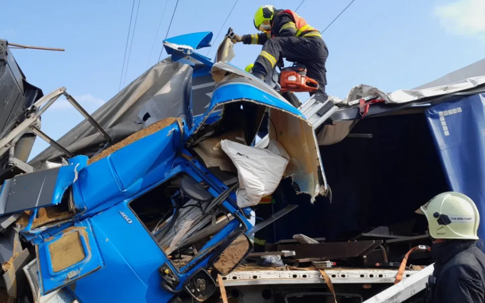 Jeden řidič zahynul při řetězové havárii kamionů na dálnici D5. Ještě předtím jiný motorista zkolaboval a zemřel