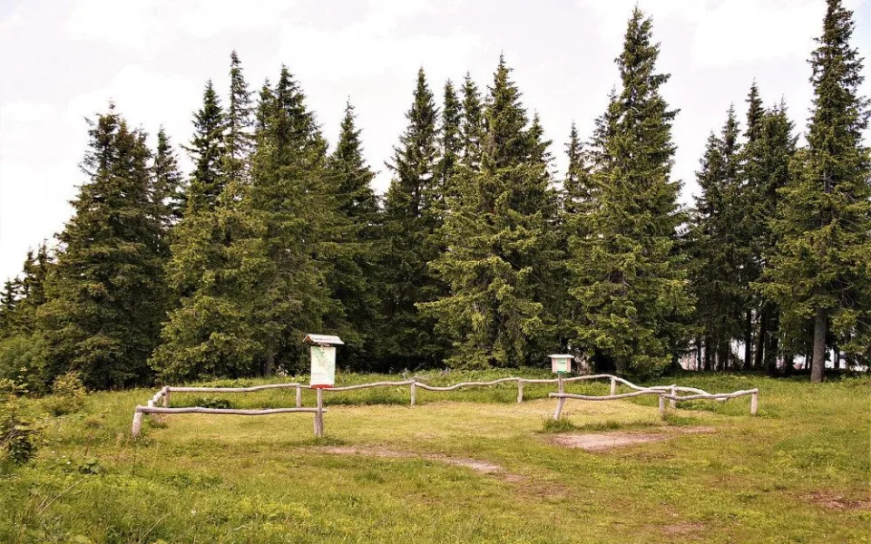 Populární nouzové nocležiště funguje už leta na území NP Šumava na vrcholku Poledníku