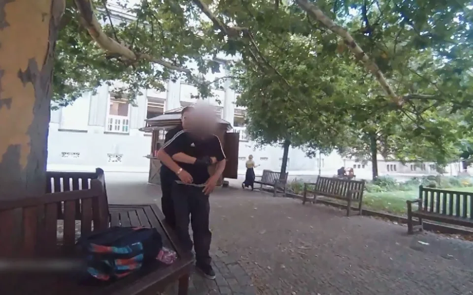 VIDEO: Muž vdechl kus jídla a začal se dusit, pohotový strážník předvedl bezchybný Heimlichův chvat
