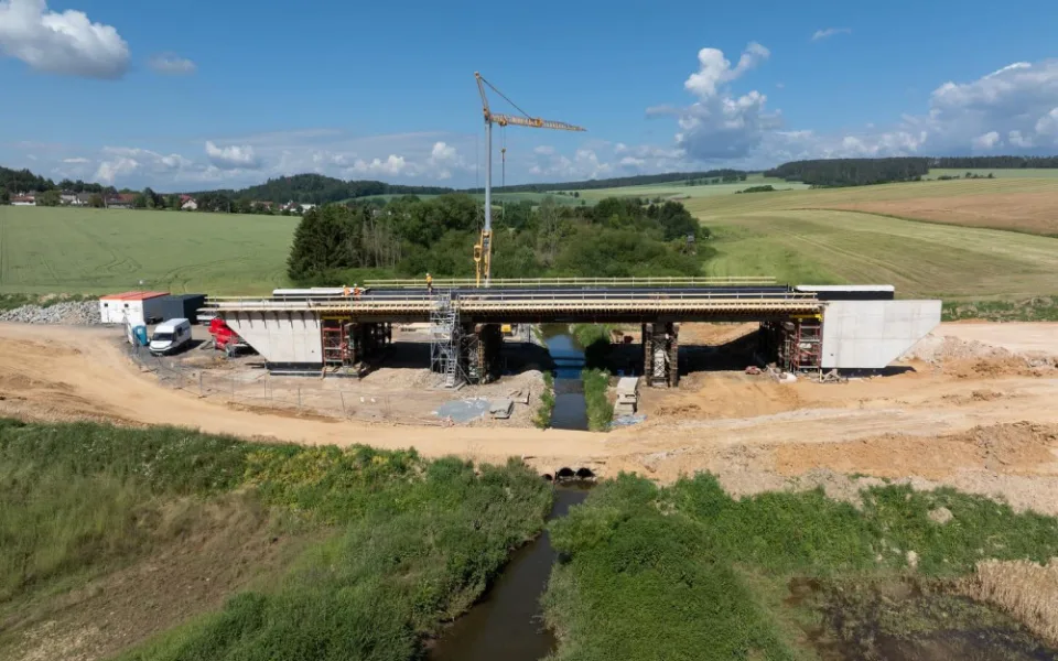 Už příští rok budou moci řidiči využít nové napojení na dálnici D5, přípravy stavby trvaly dlouhých 15 let