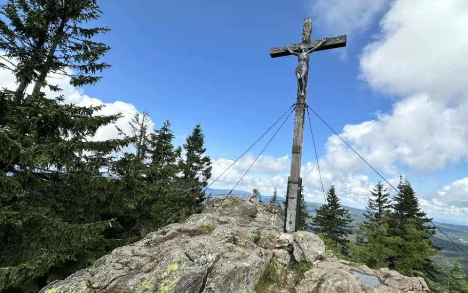 Skalnatý vrcholek Roklanu zdobí tradiční železný kříž