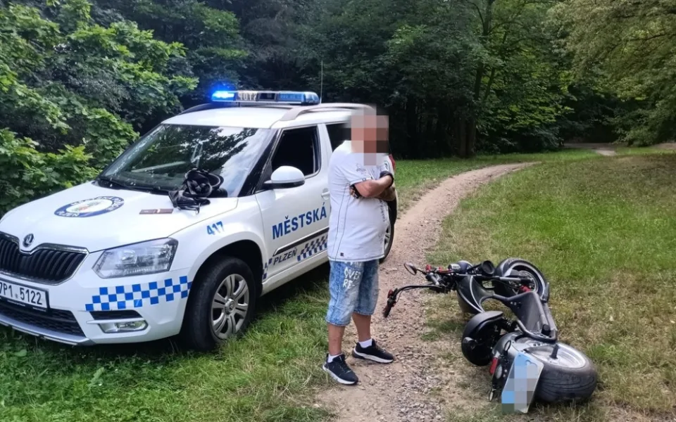 VIDEO: Strážníci pronásledovali staršího muže na elektrokoloběžce. Snažil se je setřást v parku, ale havaroval